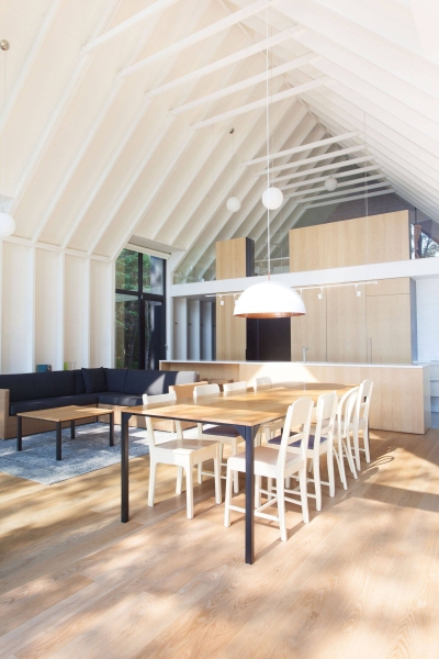 The Lakeside Cottage That Feels Like Living Inside a Giant Window