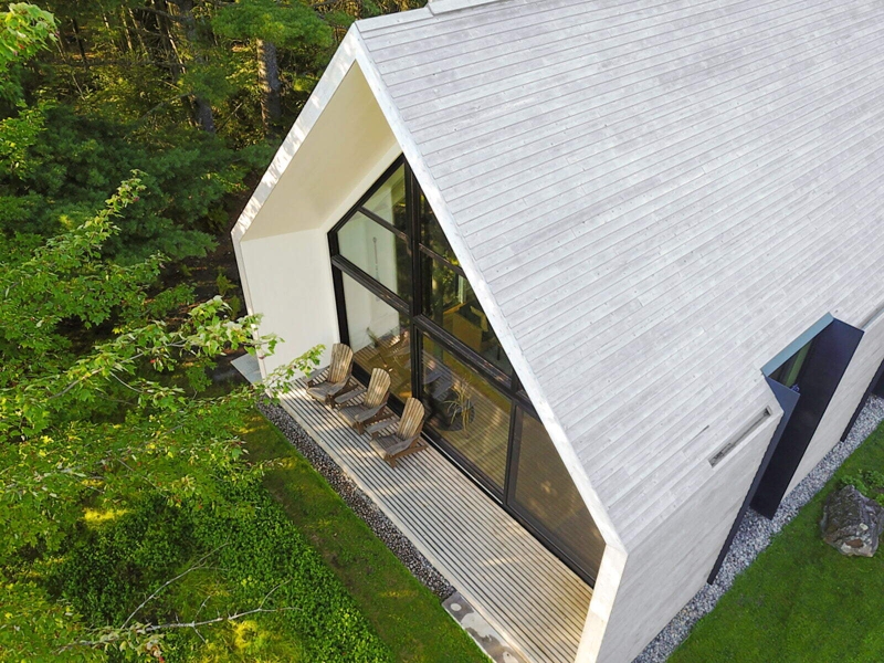 The Lakeside Cottage That Feels Like Living Inside a Giant Window
