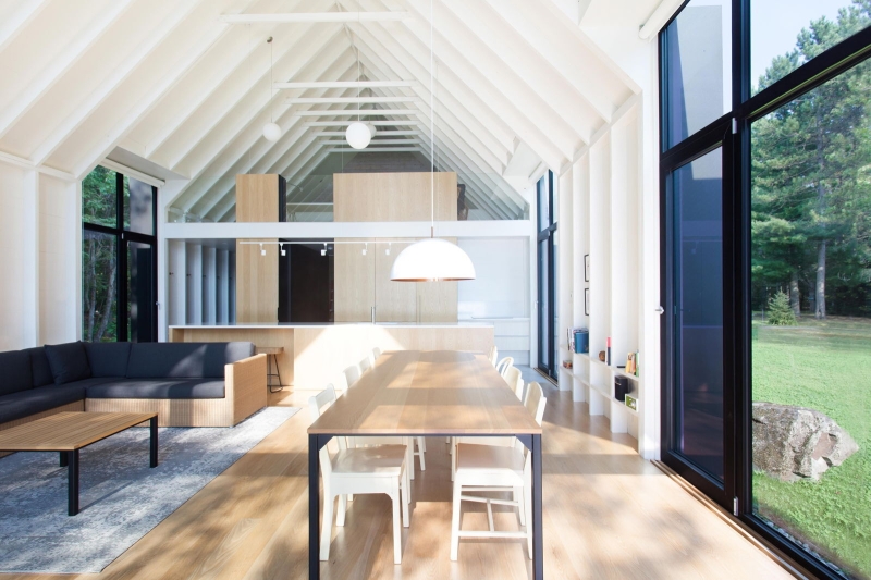 The Lakeside Cottage That Feels Like Living Inside a Giant Window