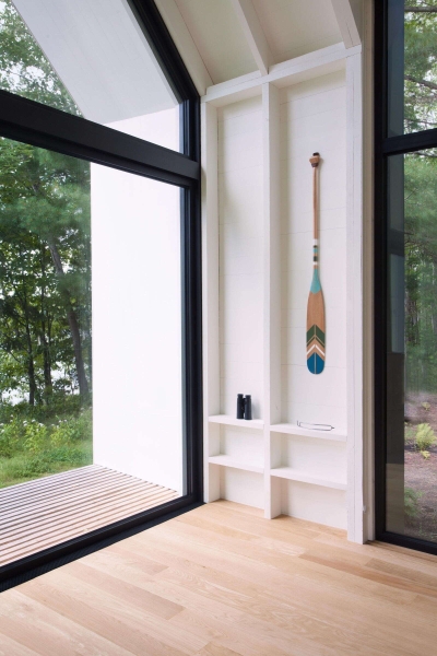 The Lakeside Cottage That Feels Like Living Inside a Giant Window
