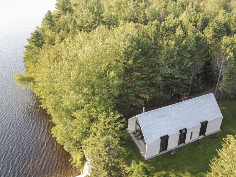 The Lakeside Cottage That Feels Like Living Inside a Giant Window