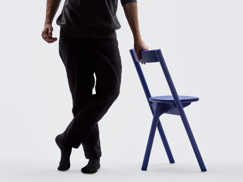 The Mezzo Chair, between a stool and a story