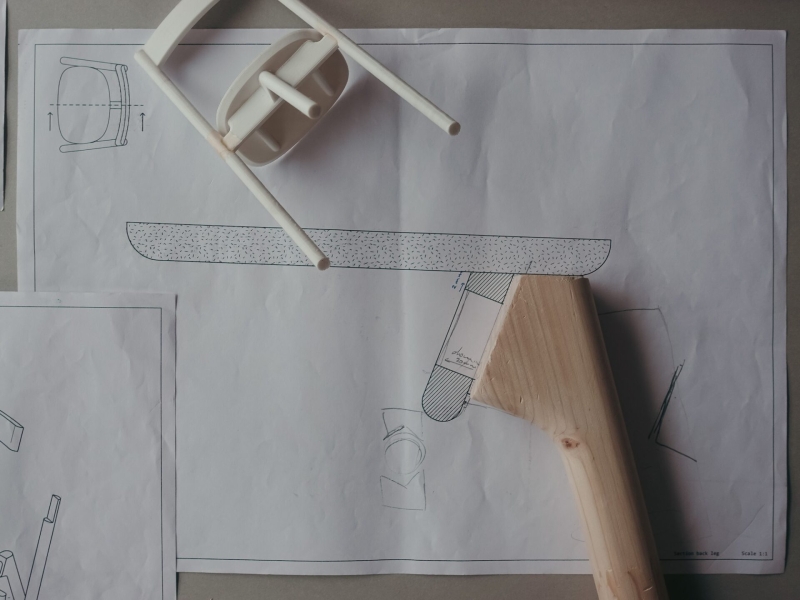 The Mezzo Chair, between a stool and a story