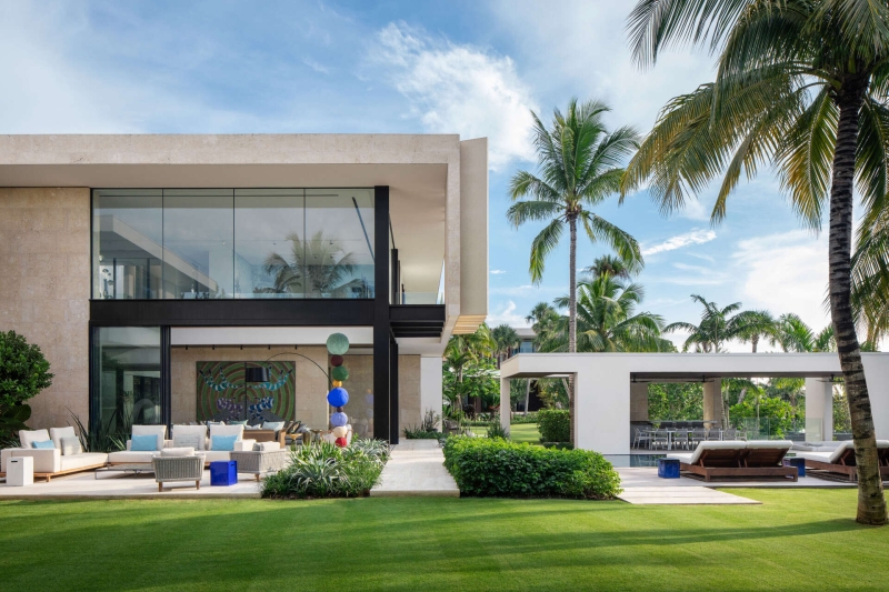 The Tropical Home Crafted Around Light Filled Spaces and Lush Outdoor Rooms
