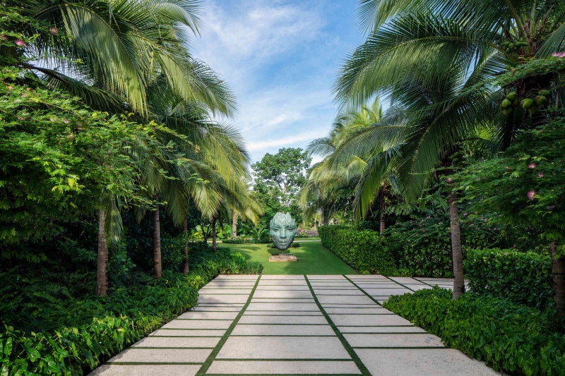 The Tropical Home Crafted Around Light Filled Spaces and Lush Outdoor Rooms