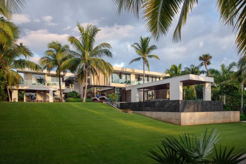 The Tropical Home Crafted Around Light Filled Spaces and Lush Outdoor Rooms