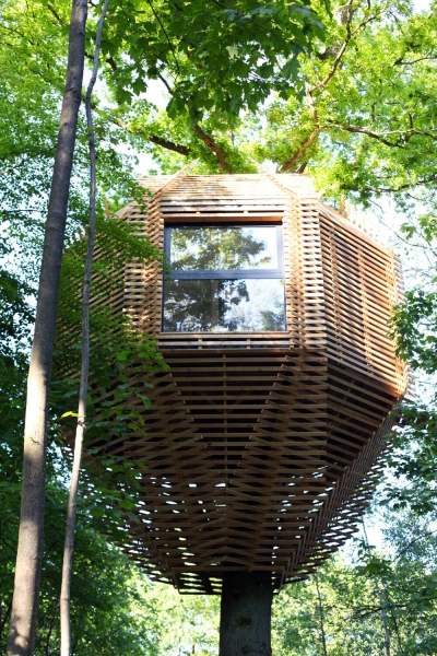 Would You Stay Here? The French Treehouse with a Rooftop Terrace Hidden in the Woods