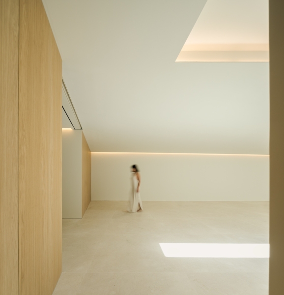 A Madrid House Designed Around Geometry That Feels Natural