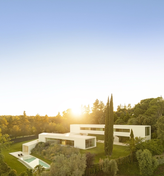 A Madrid House Designed Around Geometry That Feels Natural