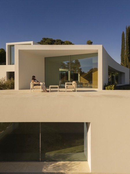 A Madrid House Designed Around Geometry That Feels Natural