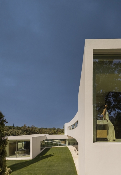 A Madrid House Designed Around Geometry That Feels Natural