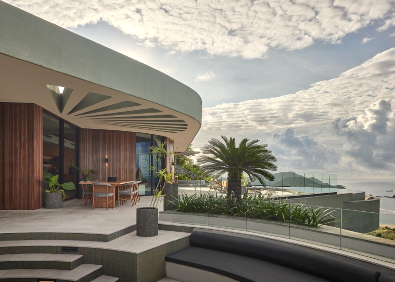 A Sculptural Home Uses Circles to Frame Land, Light, and Views