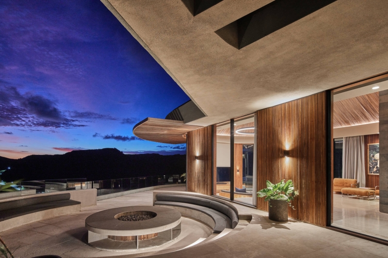 A Sculptural Home Uses Circles to Frame Land, Light, and Views