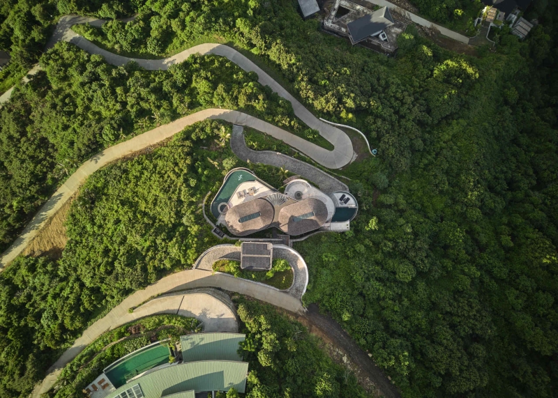 A Sculptural Home Uses Circles to Frame Land, Light, and Views