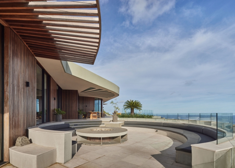 A Sculptural Home Uses Circles to Frame Land, Light, and Views