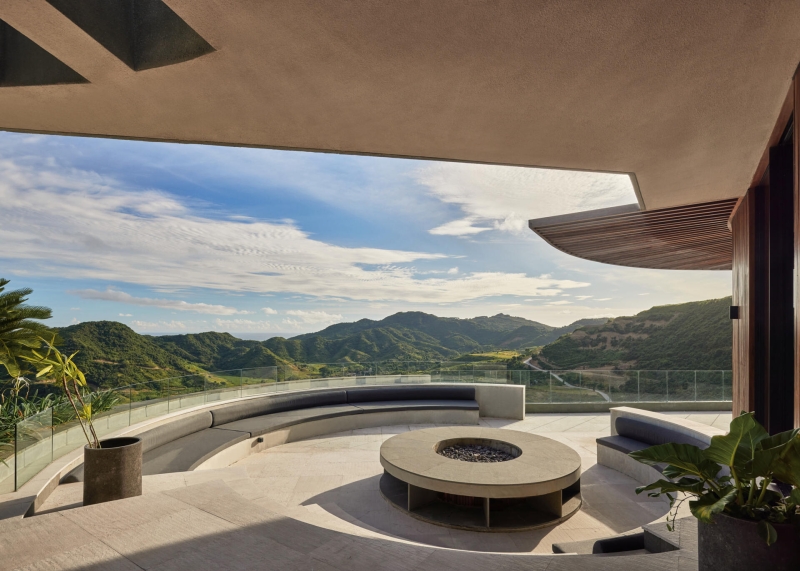 A Sculptural Home Uses Circles to Frame Land, Light, and Views