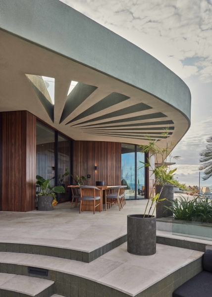 A Sculptural Home Uses Circles to Frame Land, Light, and Views