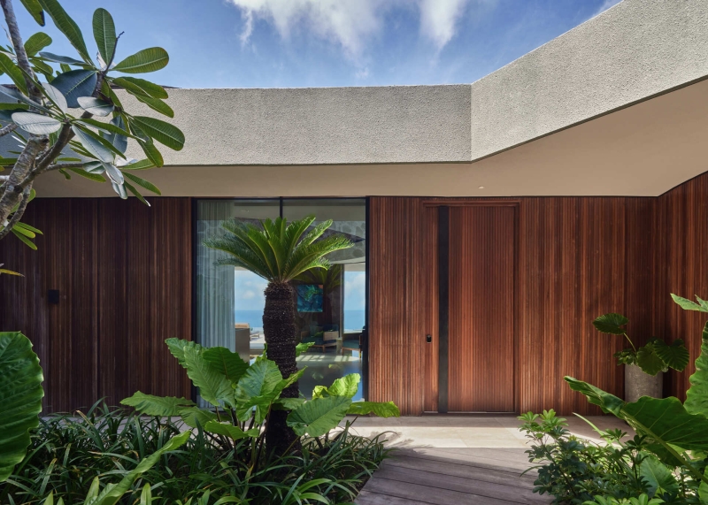 A Sculptural Home Uses Circles to Frame Land, Light, and Views