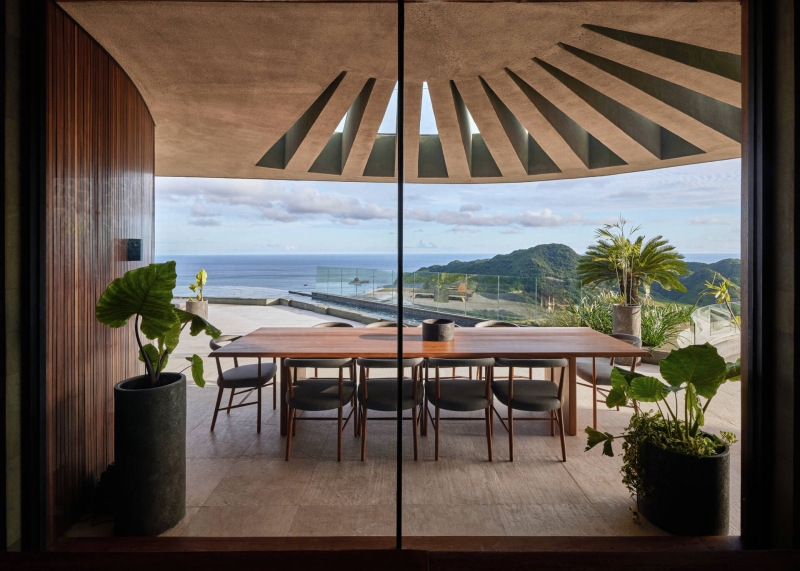 A Sculptural Home Uses Circles to Frame Land, Light, and Views
