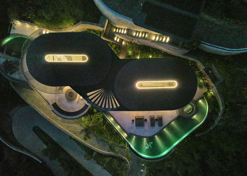 A Sculptural Home Uses Circles to Frame Land, Light, and Views