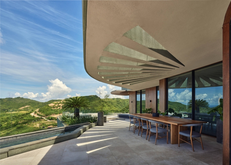 A Sculptural Home Uses Circles to Frame Land, Light, and Views