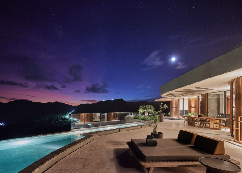 A Sculptural Home Uses Circles to Frame Land, Light, and Views