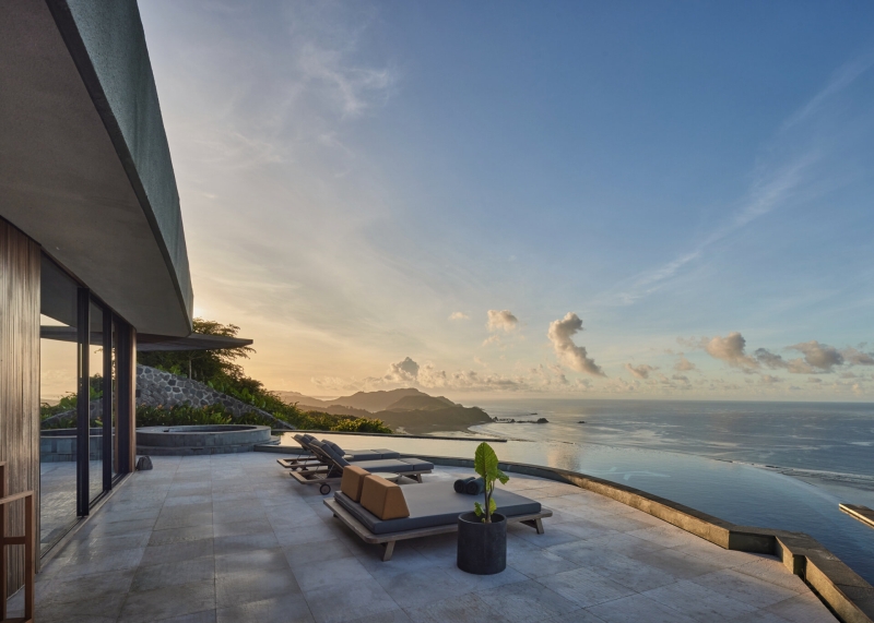 A Sculptural Home Uses Circles to Frame Land, Light, and Views