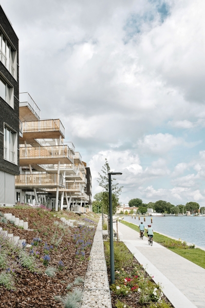 Footbridge on the water Residential Building | LOVE architecture and urbanism