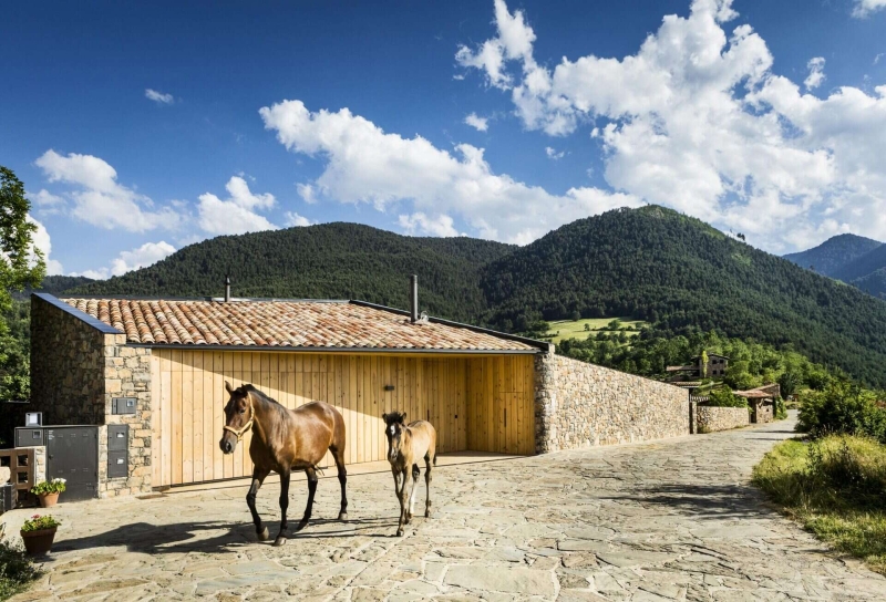 How Traditional Cerdanya Materials Shape This Modern Family Home