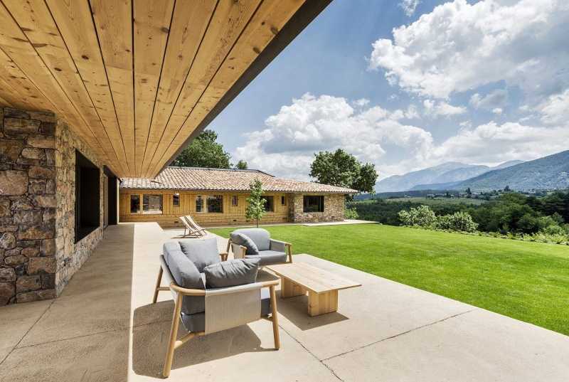 How Traditional Cerdanya Materials Shape This Modern Family Home