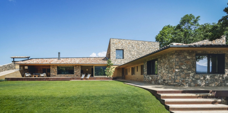 How Traditional Cerdanya Materials Shape This Modern Family Home