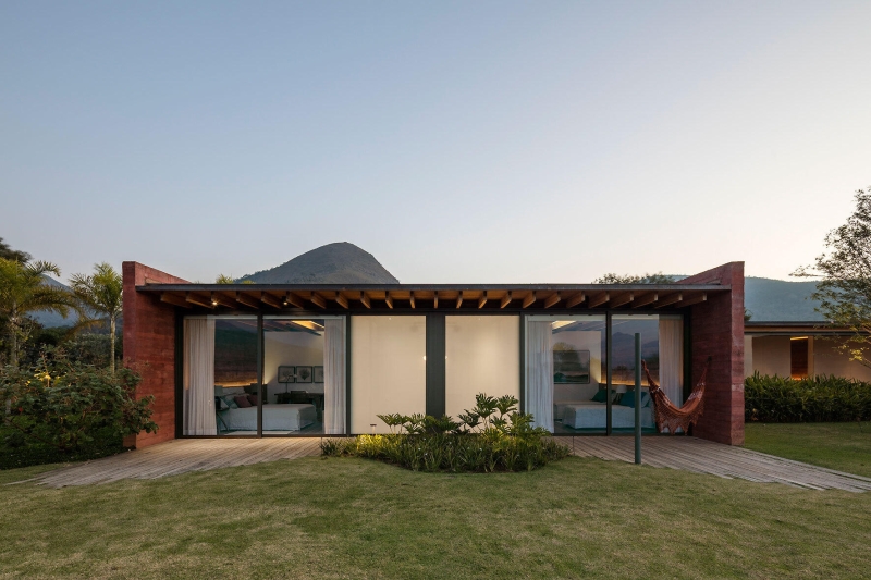 Inside the Brazilian House Where Pigmented Concrete Becomes the Main Design Feature