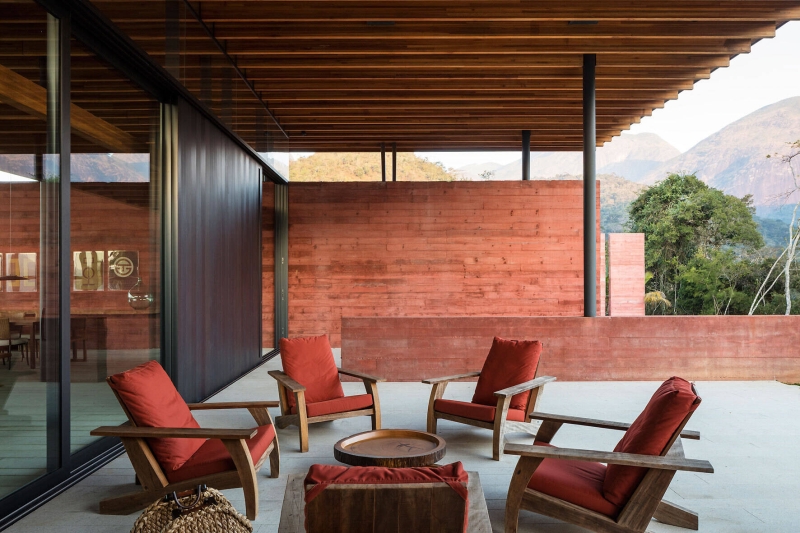 Inside the Brazilian House Where Pigmented Concrete Becomes the Main Design Feature