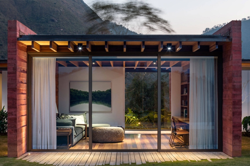 Inside the Brazilian House Where Pigmented Concrete Becomes the Main Design Feature