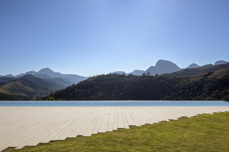 Inside the Brazilian House Where Pigmented Concrete Becomes the Main Design Feature