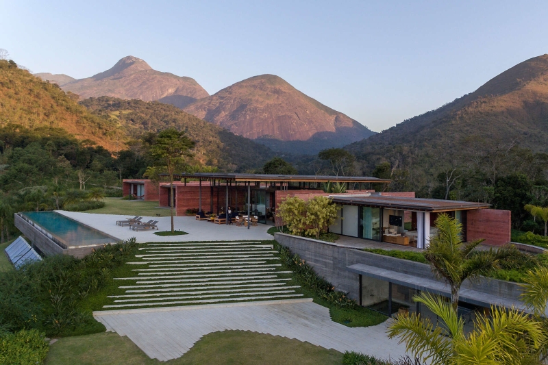 Inside the Brazilian House Where Pigmented Concrete Becomes the Main Design Feature