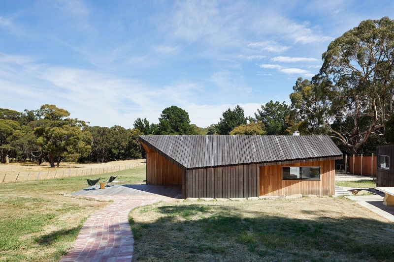 Inspired by Old Shearing Sheds This Rural Home Got a Gabled Timber Addition