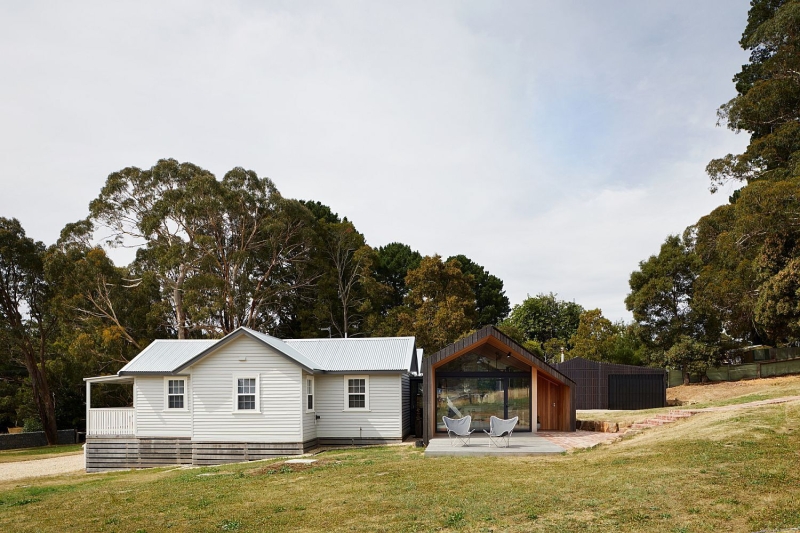 Inspired by Old Shearing Sheds This Rural Home Got a Gabled Timber Addition