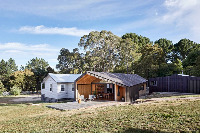 Inspired by Old Shearing Sheds This Rural Home Got a Gabled Timber Addition
