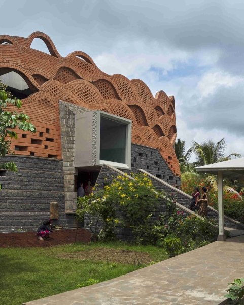 Meet the Home That Uses Brickwork as Both Structure and Sculpture