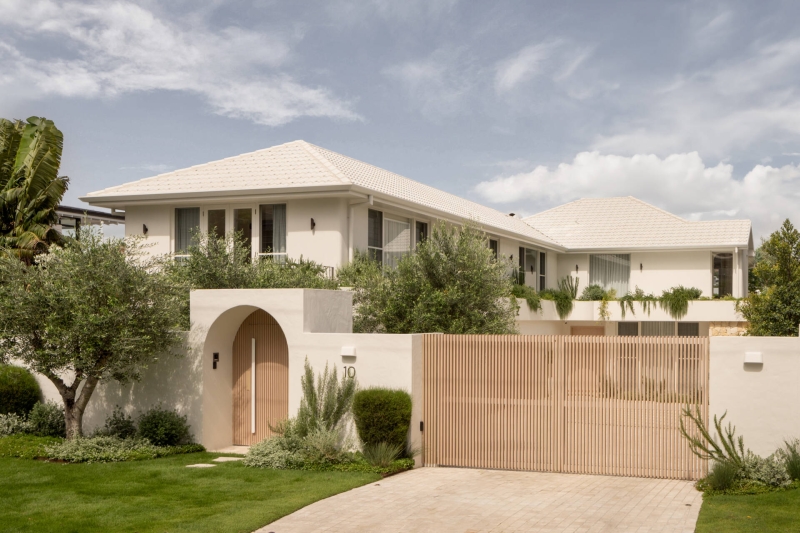 Step Inside the Warm, Minimal Home Inspired by Mediterranean Vacations