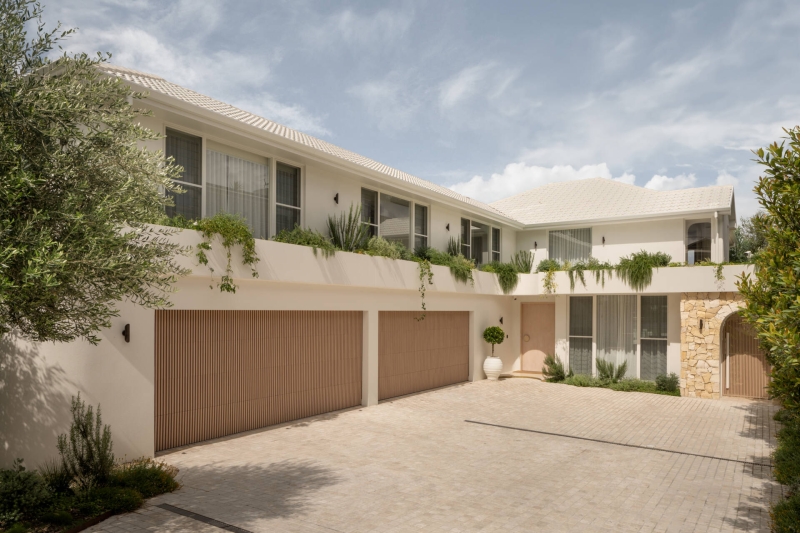 Step Inside the Warm, Minimal Home Inspired by Mediterranean Vacations