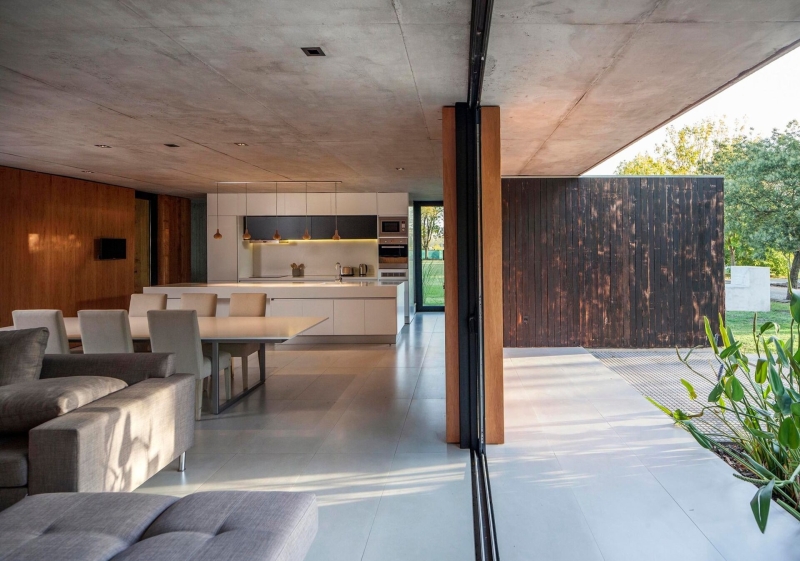 This Argentine Home Uses Wood and Concrete for a Bold Look