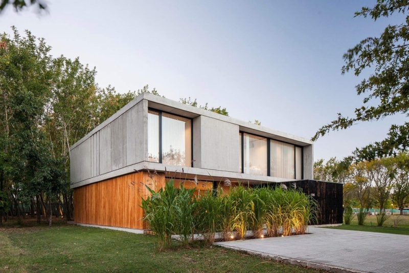 This Argentine Home Uses Wood and Concrete for a Bold Look
