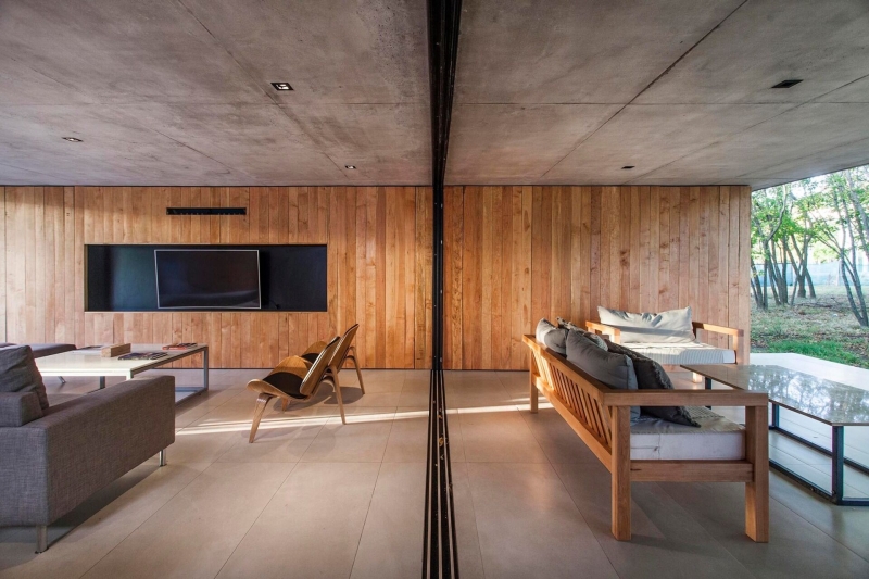 This Argentine Home Uses Wood and Concrete for a Bold Look