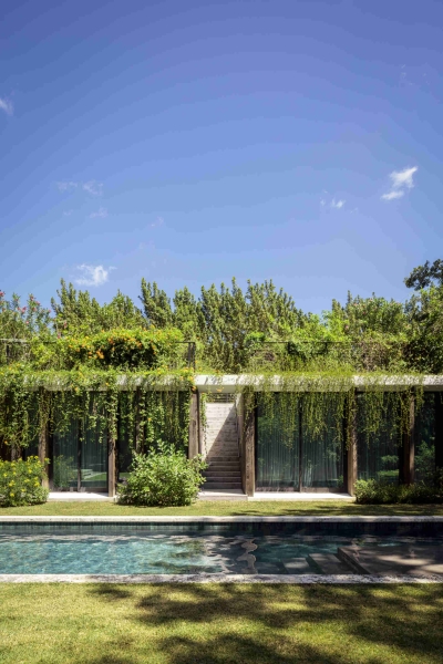 This Miami Home Lifts Daily Life Above the Garden