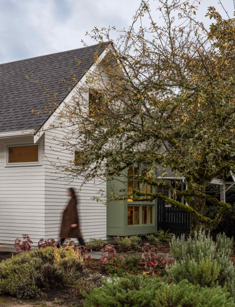 Where Traditional Style Meets Contemporary Craft in a Compact Seattle Home