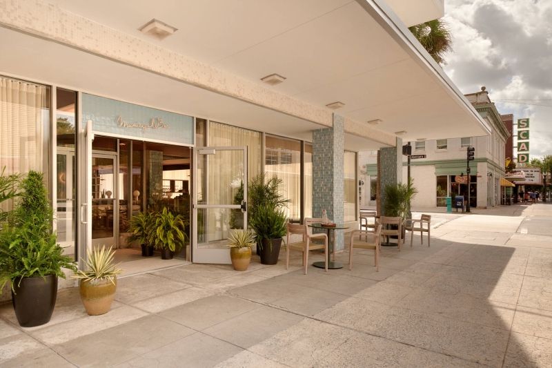 A 1960s Mid-Century Bank Becomes a Hotel Built for City Life