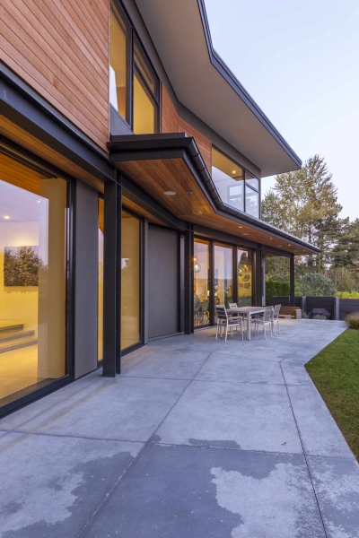 A Boomerang-Shaped Home with an Art Studio and Lake Views