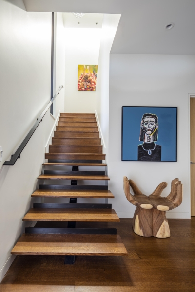 A Boomerang-Shaped Home with an Art Studio and Lake Views